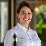 Portrait de Chloé Martin, sommelière à L'Arbre Gourmand