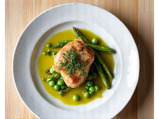 Plat printanier avec asperges vertes et agneau