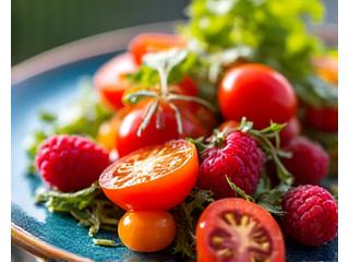 Salade estivale colorée avec fruits rouges et légumes du soleil