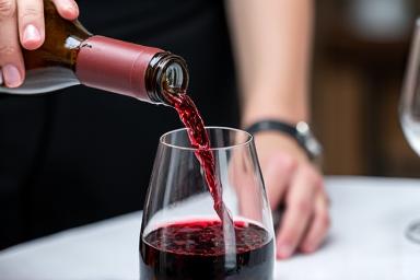 Sommelier décantant du vin rouge